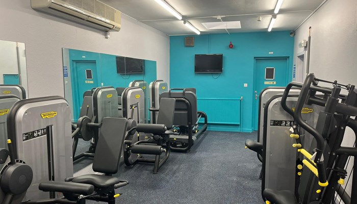 Resistance area of the gym with leg press and machines to work the upper body