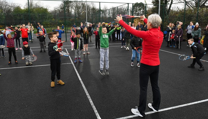 Judy Murray doing an warm up with children at Maryhill Park tennis courts