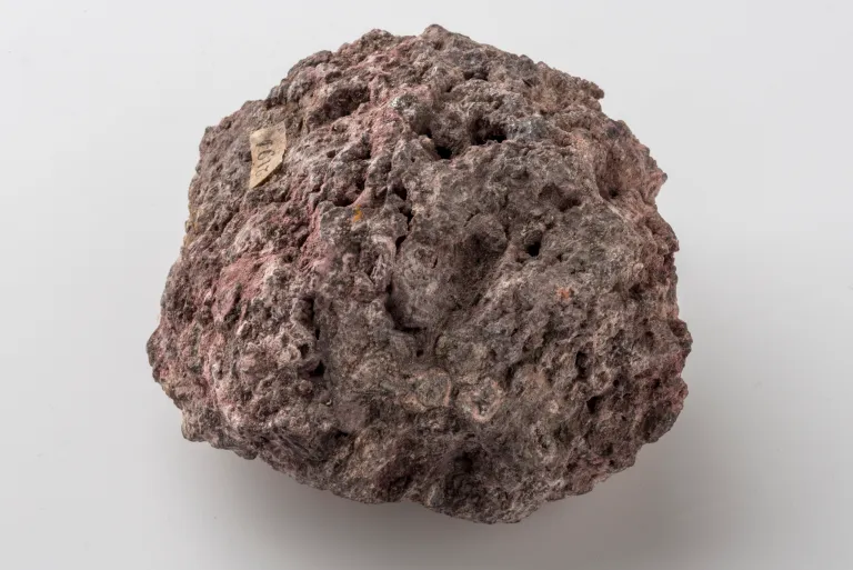 a photograph of an erythrite sample showing a round-ish lumpy rock.