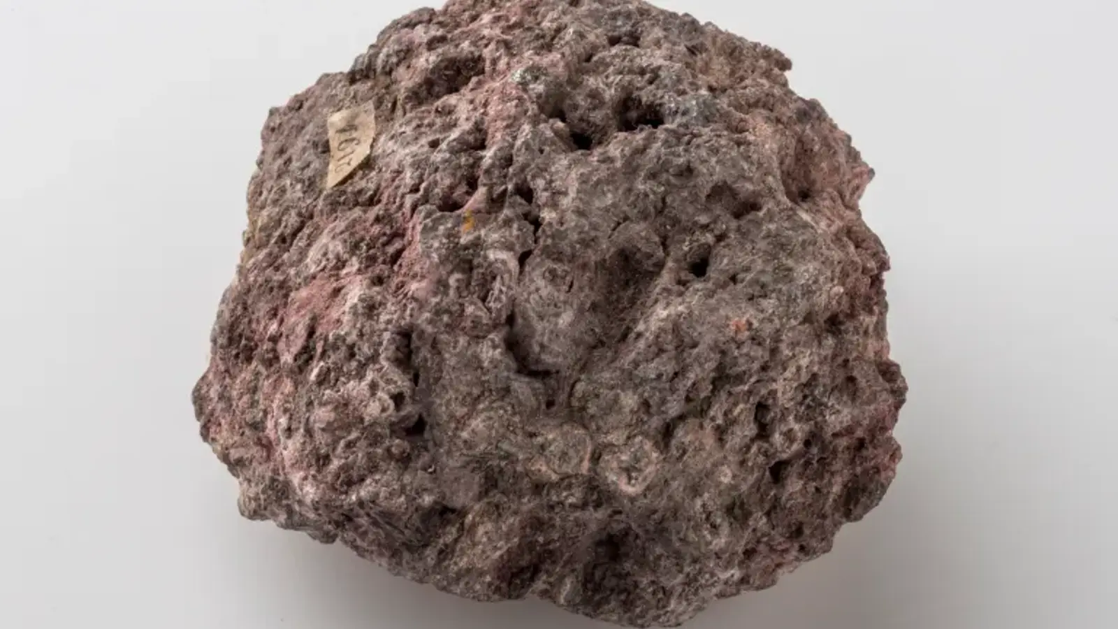 a photograph of an erythrite sample showing a round-ish lumpy rock.